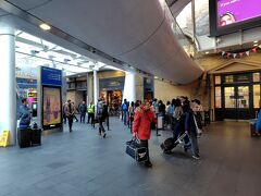 朝9時過ぎにキングスクロス駅に行ってみました。