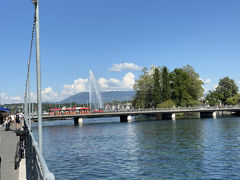 16時34分」
向こうに見えるモン・ブラン橋に向かって歩いています。