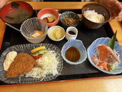 　あっという間に島に上陸、ニッポンレンタでレンタカ－を借りて、まずは昼食へ行きました。すぐ近くにある「四季彩味よし」という店です。
　人気の店の様でgoogle評価点が高く、比較的混んでました。これ、よくばり定食というランチです。