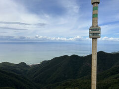 　展望レストランまで戻りました。弥彦山パノラマタワーが近くに見えます。よく見るとタワ－に設置された展望部屋がぐるぐると回転しながら上ってきて、上まで来ると下りていきます。
