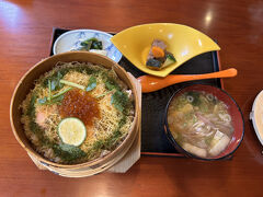 　”元祖 弥彦の特製わっぱ飯膳”を頂きました。これです。いくらと鮭が入って、とても美味しかったです。