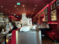 日曜日の15時過ぎの予約は確かにティータイムには良い時間なため、店の前には大行列が出来ていた。