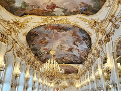 翌朝は朝食後、路面電車に乗って開園直後のシェーンブルン宮殿へ
チケット買うのも大変な程混むと聞いていたためシシチケットを買ったが早い時間なので全然混んでいなかった
日本語の音声ガイダンスセットを無料で借りられたので理解できた。