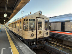 東舞鶴へ行くには、西舞鶴駅で乗り換えだったりします(^_^;)。
西舞鶴駅まで丹鉄で、その後はJRです。