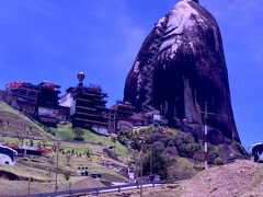 クルーズの後は、私的にこの旅のハイライトであるEl Peñón de Guatapé（悪魔の岩）へ。すごい！でかい！200m以上あるらしい。