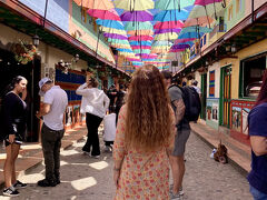 あちこちで見かけるパラソルのある通り。