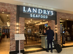 ヒューストンのMPCレーンはUS passportの方にあって分かりにくい。イミグレは待ち時間5分、質問はどこ行くので、終了。せっかく早く出たけど荷物が出てこない。優先タグ無視されてる。やっと出てきてから今度はまたセキュリティ並び直し。あー、ほんとめんどい。ヒューストンの空港は昔乗り継ぎできたことがあると思うけど全く記憶になく。とにかく巨大で歩く。いくつかPPが使えるレストランがあったけど、なかなか離れているので、一か所だけ比較的近いところに行ってみることに。シーフード料理の店らしい。