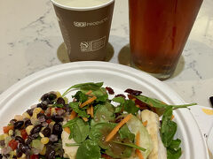 またUAラウンジへ。国際線ラウンジで安モーテルみたいな紙皿とプラのカトラリーやめて欲しい。テンションだだ下がり。シャワーもないってさ。ポラリスとは天と地の差だな。今度はラガーにしてみた。