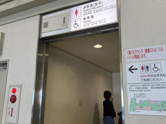 那覇空港に到着しました。
1番近くのトイレは飛行機到着時混み合います。
混んでいたら、もう少し歩くともう１つ別のトイレがあります。そこも混み合っていたら、ターンテーブルの所にもトイレあります。