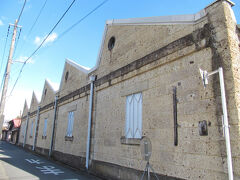 旧 曽我織物工場
桐生市本町一丁目甲225-1
竣工：1922（大正11）年
構造：木骨石造平屋建、鉄板葺
国登録有形文化財（建造物）

5連の鋸屋根、西妻に円形の換気窓、外壁は大谷石