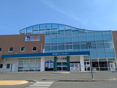 まずやって来たのは道の駅伊良湖クリスタルポルト。
春先に泊まった三重県の鳥羽との間には伊勢湾を横断するフェリーが運航されており、ここから発着になります。