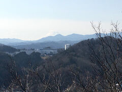 ミッションをクリアするため、20分ほどかけて天覧山を登りました。
屋外を周遊するタイプの謎解きイベントは、街歩きになることがよくあります。
しかし今回のイベントに関しては、登山になることが多い気がします。
