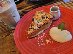 赤レンガに避難し、ここでアップルパイを食べて休憩