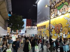 ミリオレ前のこの景色がザ・ソウル！

お店とかほとんど変わってしまっている。
21時前だけど、まだまだ賑わってるね～。