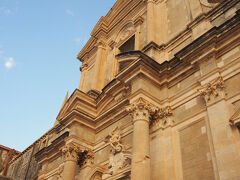 階段を上ったところにあるのは聖イグナチオ教会
階段でシャッタをお願いした方は、こちらに勤務されている方でした。
お仕事前にすみません