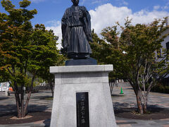 予定通り、甲府駅に到着しました。
武田信虎公像
JR甲府駅北口広場にご挨拶です。