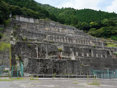 神子畑選鉱場跡に到着。まずは、道神子畑交流館『神選』で概要を勉強。その後、神子畑選鉱場跡を見学する。選鉱場跡は、現在基礎だけが残り、古代遺跡のような景観を醸し出していた。