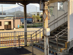 鯵ヶ沢14:35着。普通のお客さんも乗車してくる。