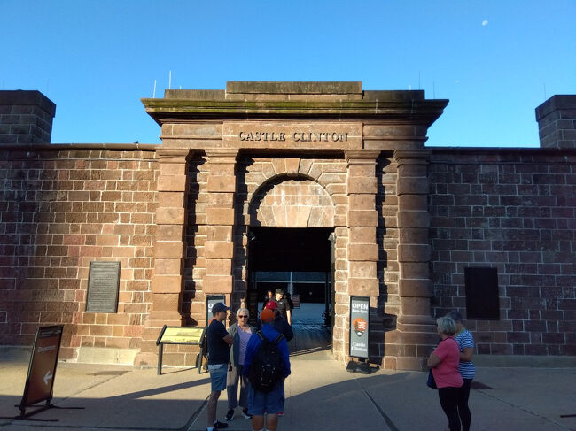 アメリカ4日目。この日は自由の女神を見に行きました。<br />まずは、キャッスル・クリントンで予約していたチケットを引き換え。