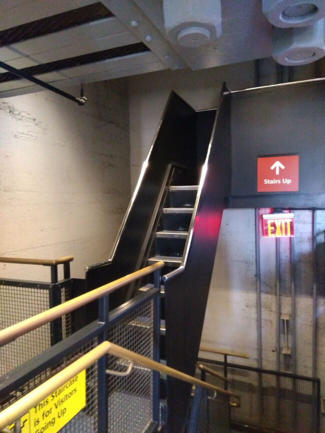 さて、今回、王冠まで行くチケットが取れましたので、まずはエレベーターで台座まで行き、王冠までは階段で行きます。