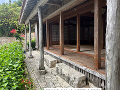 暑さに負けて、だれでも入ってOKな金城村屋の縁側で休憩。