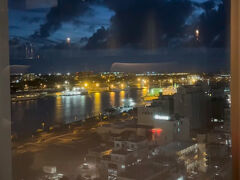 3軒目は、旭橋駅のすぐ前にあるホテル「リーガロイヤルグラン沖縄」の14階にあるBARへ。
とっても静かで雰囲気のいい場所。
