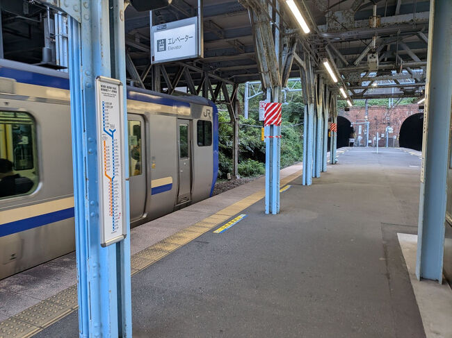 両側をトンネルに挟まれた田浦駅<br />１１両編成だとホームの長さが足りず、一部がトンネル内に停車します。<br />写真は上り方の田浦トンネル。明治～大正期に作られたそうです。<br />ホームの青い柱は廃レールを利用して戦前に作られたものなんだそうです。