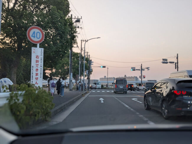 金沢八景が近づくと花火へ向かうらしい人がコンビニで買い物したりクーラーボックス抱えて歩いていたり<br />場所取り乙で～す