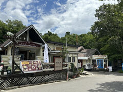 手前の建物は、チーズ工房メッツァネイト。
色んなチーズ料理が楽しめるレストランで、１番人気はチーズフォンデュだそう。

奥の青い扉（？）の建物は、那須ブラウンチーズ牧場ダイニング。
フィンランドの森で作っているブラウンチーズを使った料理がいただけます。