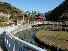 三渓園南門入口バス停で下車。向かいにはENEOSのガス基地、頭上には首都高湾岸線。そんな立地のバス停から少し歩くと池と建物。
なんか雰囲気違うような…。
ここはまだ上海横浜友好園という別の公園。三渓園へはさらに山の方へ進みます。