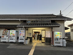 伊野駅です。こちらは、いの町の中心部。駅前には土佐電の駅もあります。