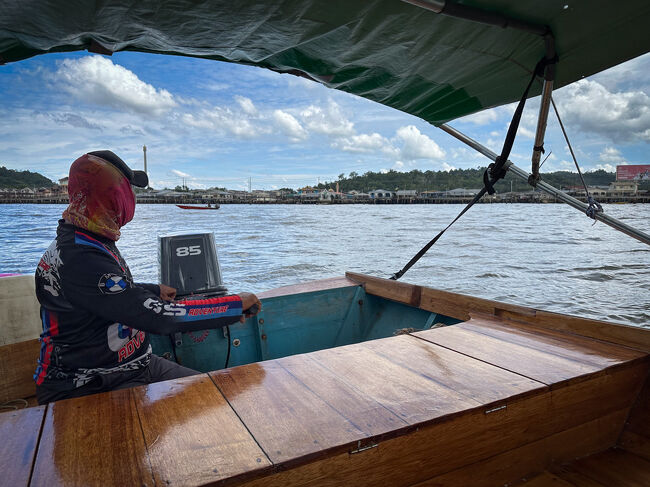 では二人分2ドル渡して<br />水上集落へ! お願いしまーす