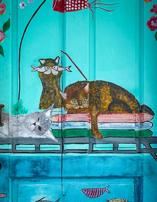 魚持ってるネコw<br />かわいすぎるーー(≧∇≦)<br /><br />ネコが多いのかなぁ<br /><br />でもあまりここでは<br />見なかった