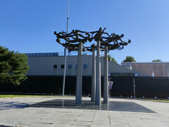 15時30分、臨津閣に到着。
臨津閣は大きな公園のようになっていて、戦争の祈念館やモニュメント、展望台、ゴンドラ、遊園地などがあります。
特別な手続きなしに一般市民が北朝鮮に最も近付ける地。そのため、離散家族が北朝鮮にいる家族を思って訪れる場所でもあるそうです。