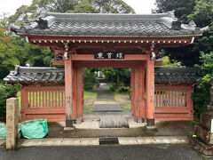 関ケ原東首塚
関ケ原の合戦後、徳川家康が首実検した首や遺骸を埋葬した場所で、塚そのものは風化してしまったのか現在その形を残していませんが、文化14年（1817年）に関ケ原宿本陣の主が合戦の風化を危惧して建てたという首級墳碑が残っています。写真の唐門は昭和に入ってから移築したものなのだそうです。
なお、西首塚は中山道沿いにあります。