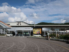 米原駅まで戻ってきました。レンタカーを返してからも予約した新幹線までまだ１時間ほど時間があったのですが、米原駅周辺では時間をつぶすところがなくて困りました。さらに、新幹線に乗り込んだものの、沿線火災で発車せず。結局１時間超遅れで東京に着きました。

旅行中は何とか乗り切ったのですが、帰ってから具合が悪くなり、数日間体温調整がうまくいかない日が続きました。来年からは、夏休みの旅行の時期を考える必要があるな、と感じた旅行にもなりました。
