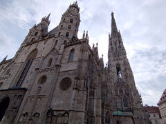 朝、部屋で適当に朝食を済ませ、U-bahnでシュテファンプラッツまで来ましたので、シュテファン大聖堂（Domkirche St. Stephan）を見学します。