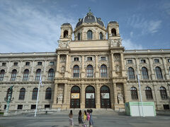 また移動して、９時から開館の自然史博物館に来ました。ところが、この日（火曜日）は休館日でした・・・残念！
