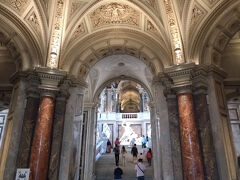 玄関から超豪華です・・・。リュックは無料ロッカーに入れるように言われました。（1ユーロコインが必要だけど戻ってくる）