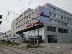 本来の宿に到着。
荷物をたのもうとしたら有料だとかいうので、「本当は昨日着くはずだったのが、フライトの都合で間に合わないとメールした。キャンセル不可とのことなので昨日から明日の分は支払い済みだよ。」とアピールしたら、チェックインできました。