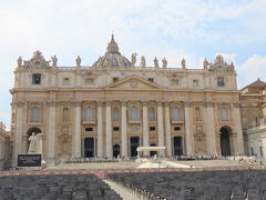 目を奥に向けるとそこにサン・ピエトロ大聖堂が！