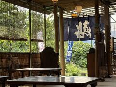 お墓参りを済ませお昼前に到着。
【鮎茶屋巴】
夏季限定で6月中旬～9月末まで
営業しているようです。
ヤナはありませんが静かで雰囲気最高。
予約は必須です！