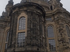 さらに進むと、見えました。聖母教会です。
ドレスデン爆撃。東西ドイツ統一。再建。ジルバーマンのオルガン。ルター像。等々、いろんなキーワードが浮かびます。
内部は「撮影禁止」の表示がありましたが、多くの人が堂々とスマホで撮影し。係員と思しき人も黙認しているようでした。
ベンチに座り、しばし物思いに耽ります。

ちなみに教会なので入場は無料ですが、有料で塔にも登れるようでした。