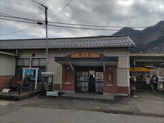 ちょっと早いが駅の方に向かった。
脇には「おぎのや」の立食い蕎麦屋と売店があった。
お昼、ここにすればよかったかな～
（碓井鉄道文化むらのフードコートでラーメンを食べたものですから…）