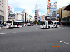 長野駅前のバス乗り場です。アルピコ交通のバスが停まっています。