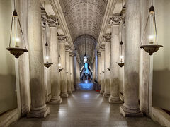 システィーナ礼拝堂から大聖堂への回廊。
通る人も少なく、全体を見渡せました。