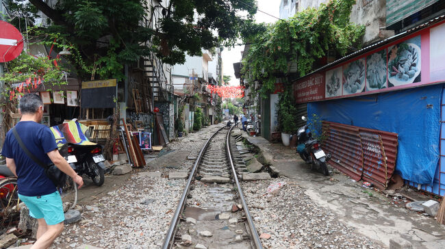 おお、街中に線路が走っている。<br />噂のトレインストリートか？