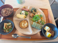 スーパーホテルプレミアJR奈良駅前での朝食はビュッフェスタイル。味もおいしく大変気に入りました！

朝食後は法隆寺など奈良駅から南に向かう予定だったのですが、予定を変更し、逆方向の京都方面へ。その理由は・・・