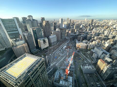 お値段的にはなぜかリバービューの方が高かったのですが、
私は大阪のビルビュー側の方が好きなので。。笑

『ザ・リッツ・カールトン大阪』、『フォーシーズンズホテル大阪』、
『コンラッド大阪』、『ホテルモントレ大阪』なども見えてます。

<大阪 ⑦ 2024年8月1日開業の高級ホテル『フォーシーズンズホテル
大阪』でアフタヌーンティーをいただきます♪フレンチビストロ
【ジャルダン】ベーカリーショップ【ファリーヌ】高級中華レストラン
【Jiang Nan Chun 江南春（ジャンナンチュン）】バー【ボタ】
寿司フレンチ【ラビス】>

https://4travel.jp/travelogue/11927911

<JALファーストクラスで行く大阪 ④ 『コンラッド大阪』宿泊記（1）
クラブラウンジ【エグゼクティブラウンジ】アフタヌーンティー♪
スパ＆プール＆ジム＆ジェットバス＆サウナ>

https://4travel.jp/travelogue/11854087

<JALファーストクラスで行く大阪 ⑤ 『コンラッド大阪』宿泊記（２）
ダイヤモンドメンバー★ポイント宿泊でビューバス付き
「キングエグゼクティブコーナールーム」にアップグレード>

https://4travel.jp/travelogue/11855047

<JALファーストクラスで行く大阪 ⑥ 『コンラッド大阪』宿泊記（３）
クラブラウンジ【エグゼクティブラウンジ】のイブニングカクテル
（カクテルサービス）できれいな大阪の夜景を眺めながらアルコールを
☆彡【アトモス・ダイニング】の朝食♪>

https://4travel.jp/travelogue/11857621