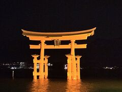 腹を満たし歩いて行くと…ライトアップされた大鳥居。